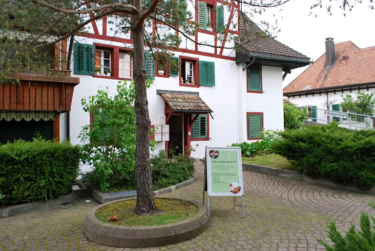 Das Riegelhaus an der Florastrasse 8a in Dietikon mit roten Balken und grünen Fensterläden